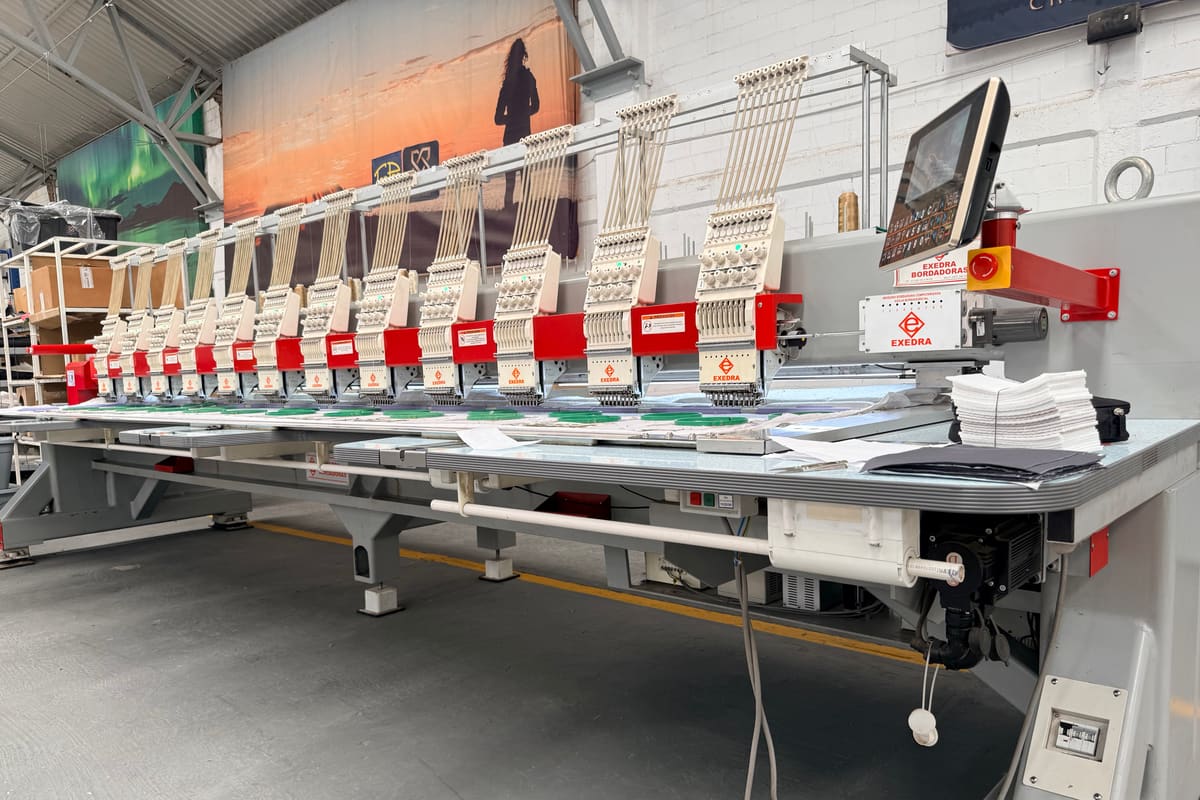 Máquina bordadora industrial EXEDRA de múltiples cabezales en planta EDESEG