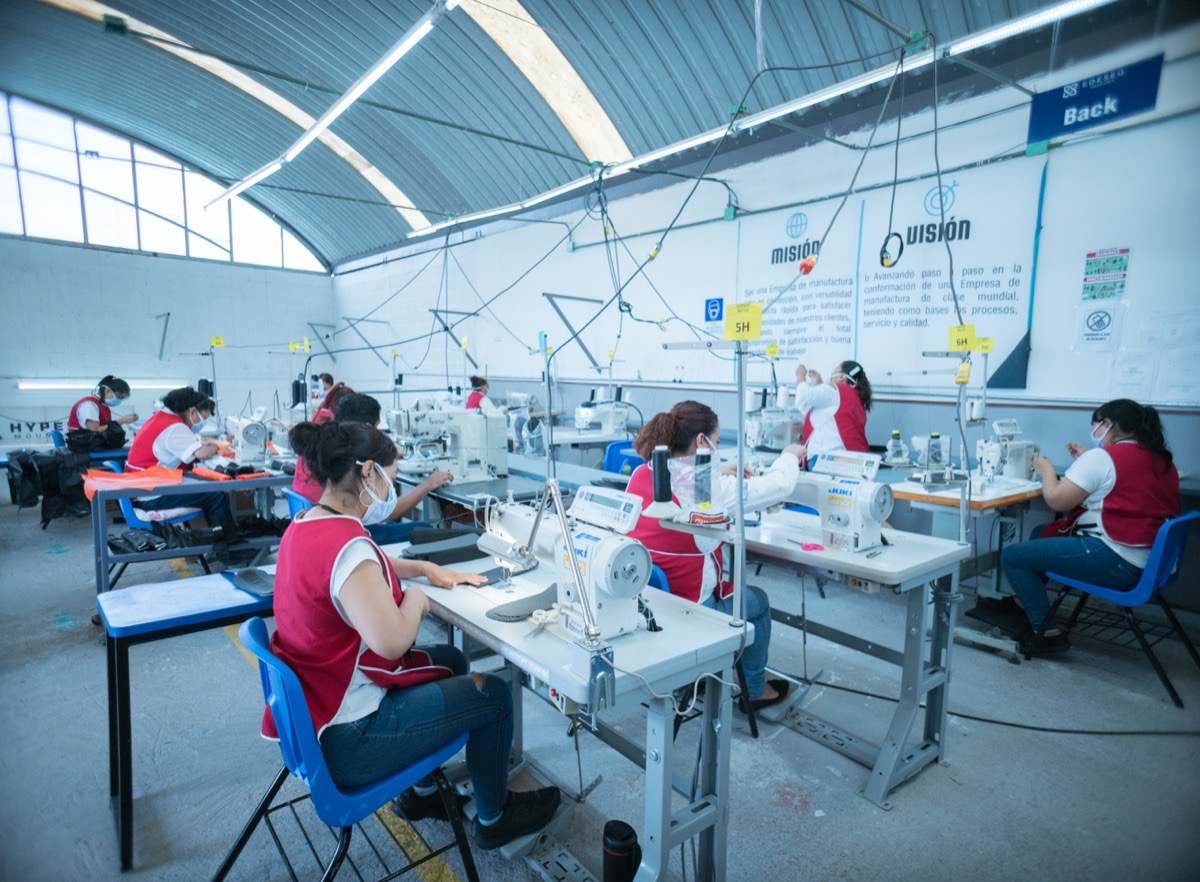 Colaborador de EDESEG en línea de producción